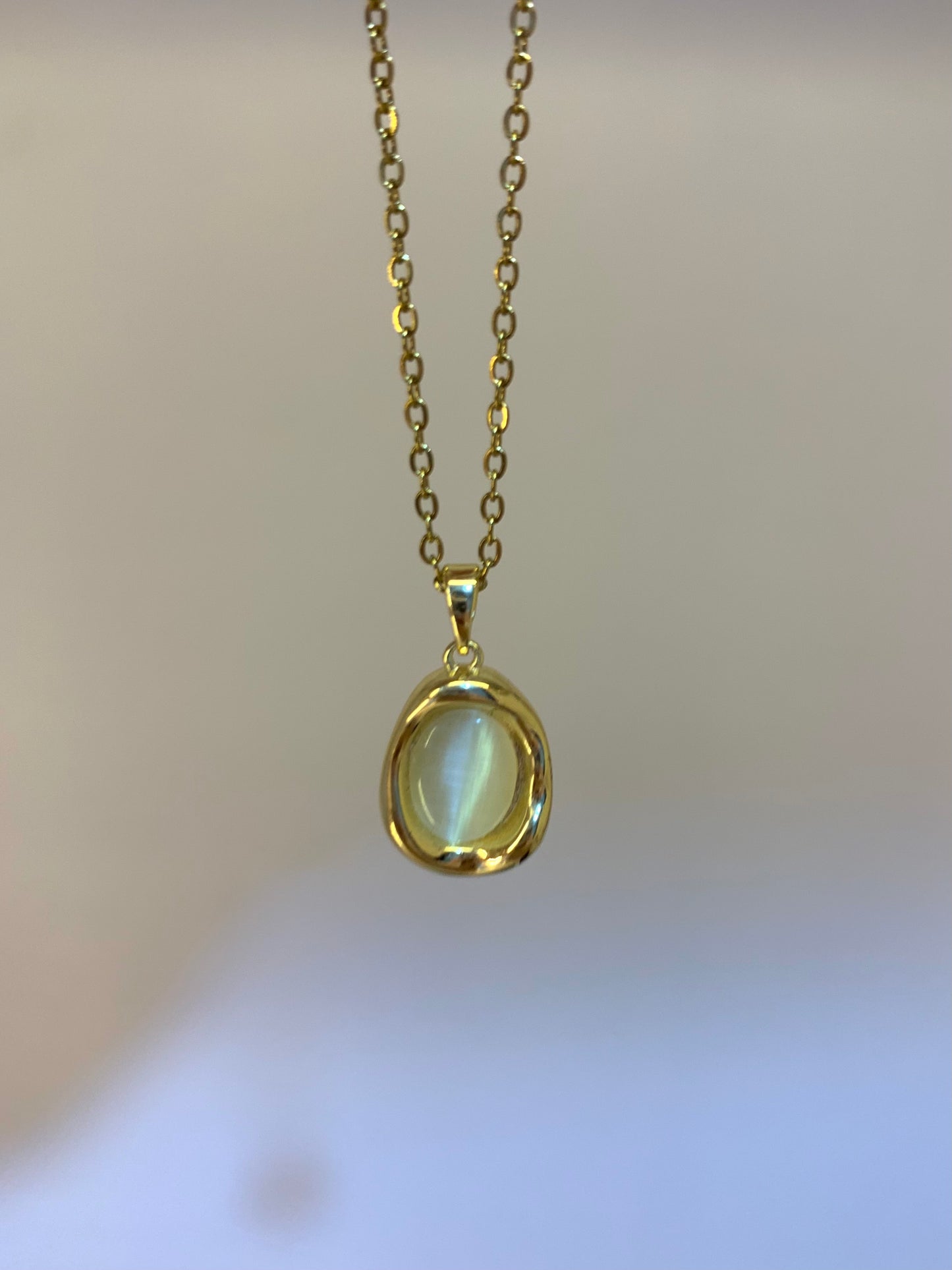 Minimal oval gold necklace