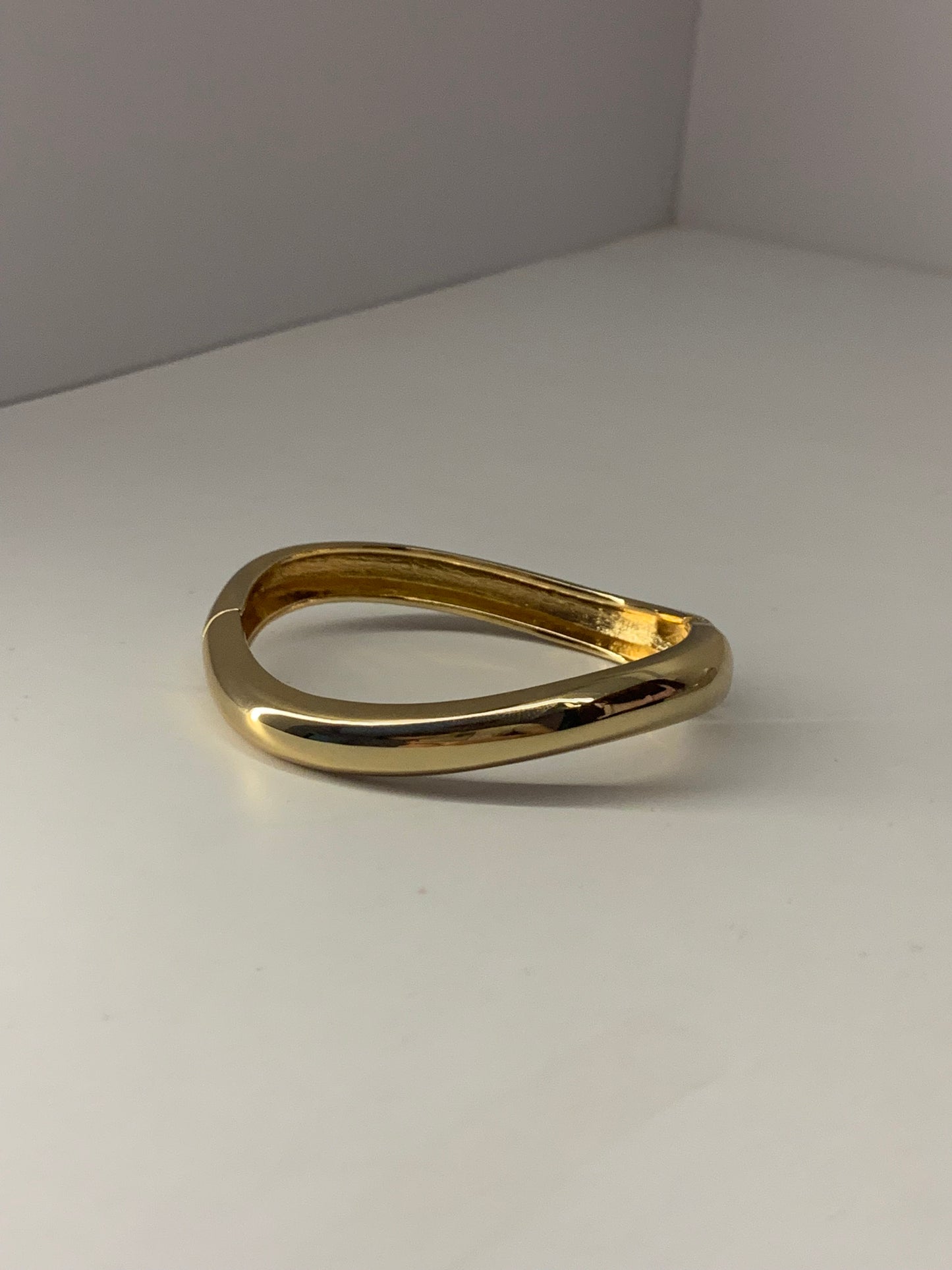 Sway bangle
