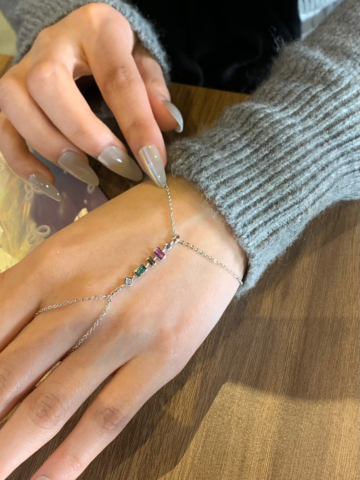 Jewel Line Handchain in silver